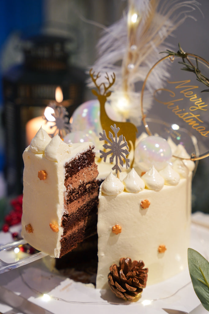 6" Swift Bauble White Christmas Cake